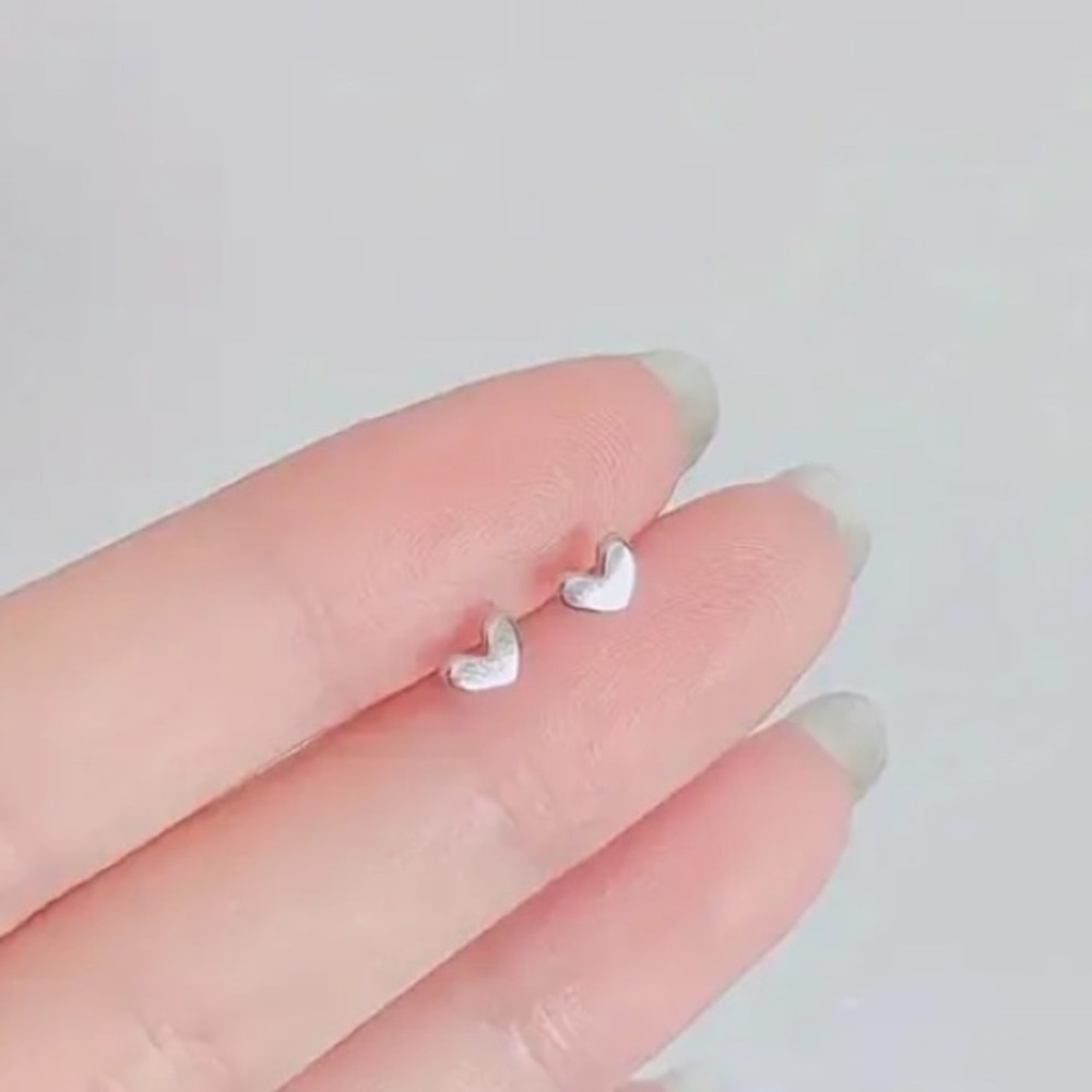 NEW Tiny Heart stud Earrings in Silver color - Minimalist - Boutique - Picture 2 of 5